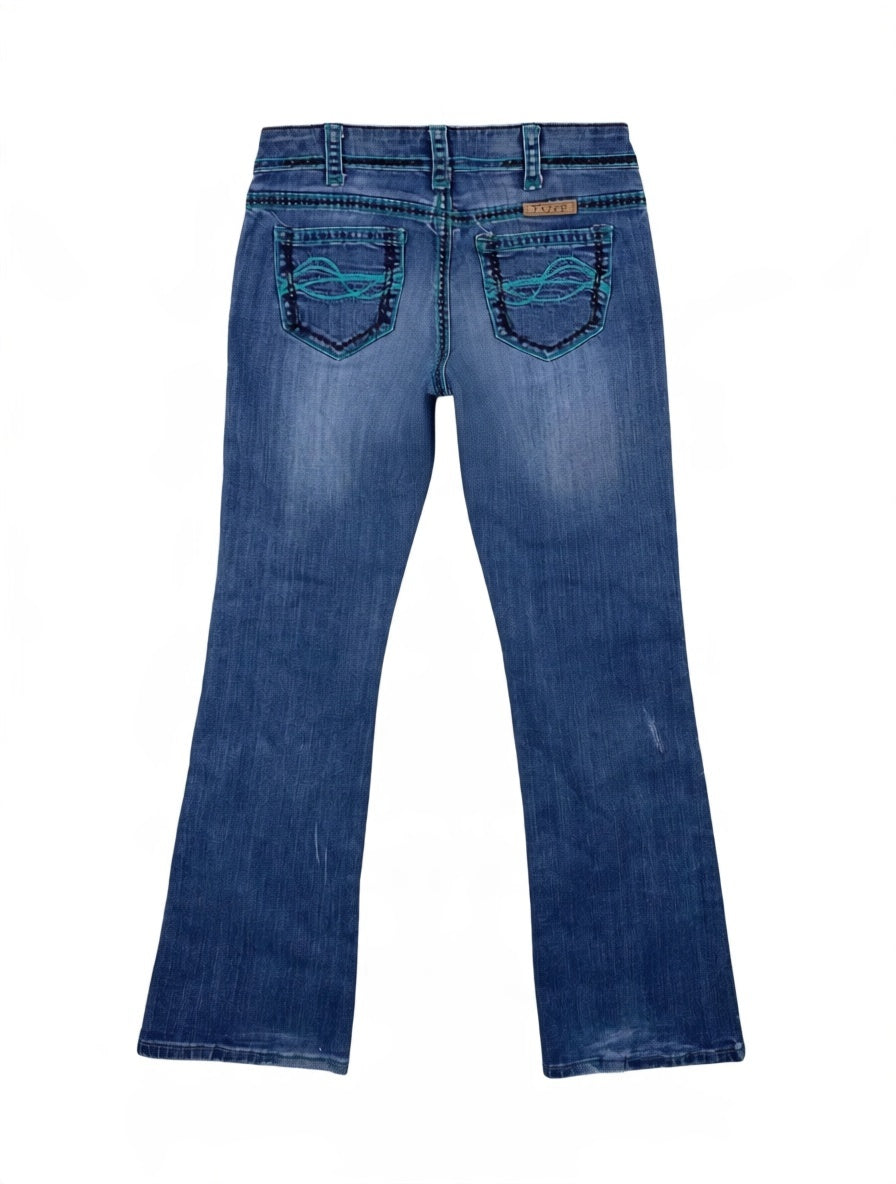 Rückansicht Cowgirl Tuff Low Waist Bootcut Jeans in mittelblauer Waschung mit türkiser Stickerei auf den Gesäßtaschen