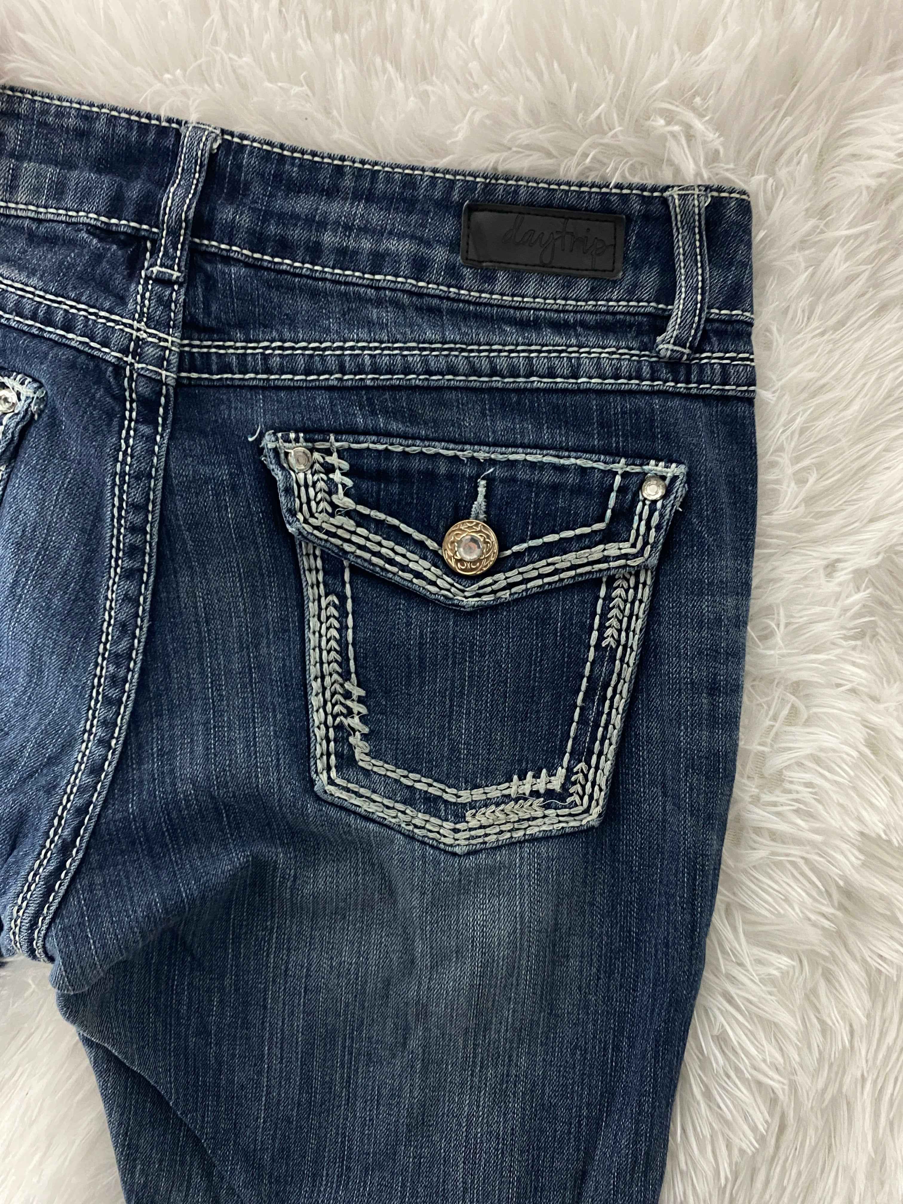 Daytrip Embroidered Y2K Flared Denim Jeans (Grösse-XL)