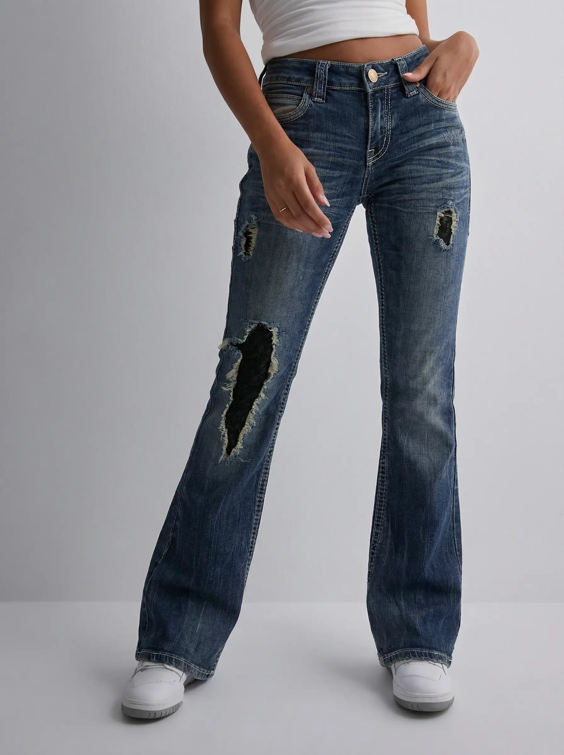 Embroidered Y2K Flared Denim Jeans (S) yv.vintage